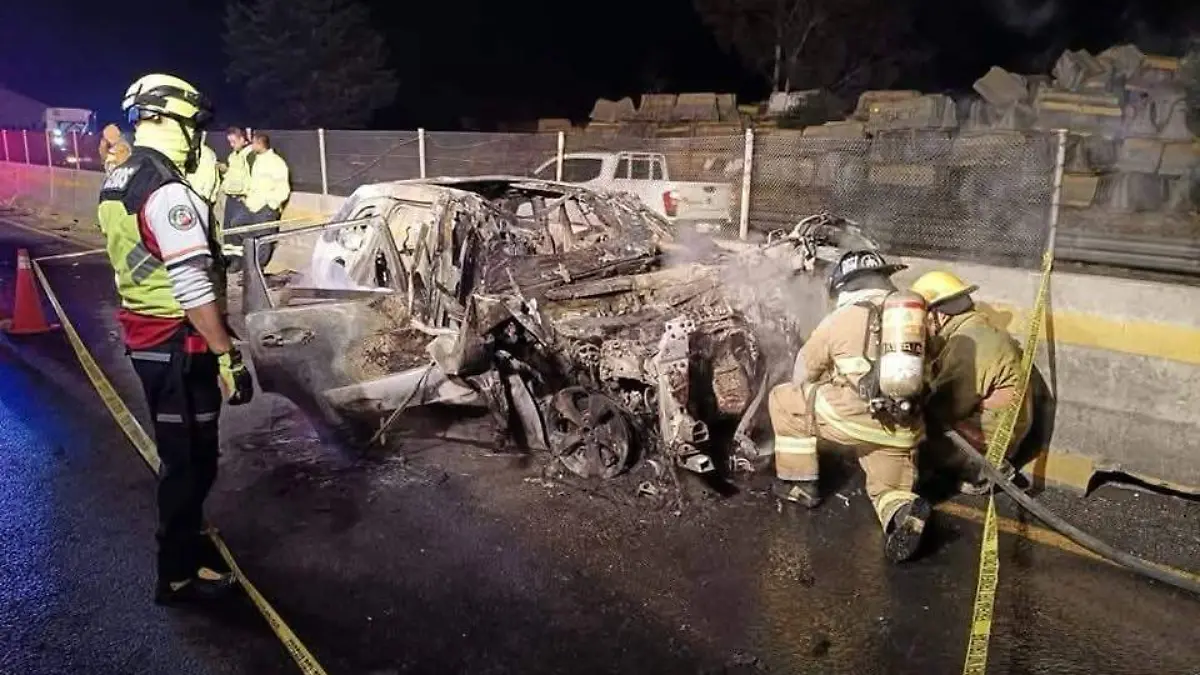 carro-incendiado-accidente-chamapa-lecheria