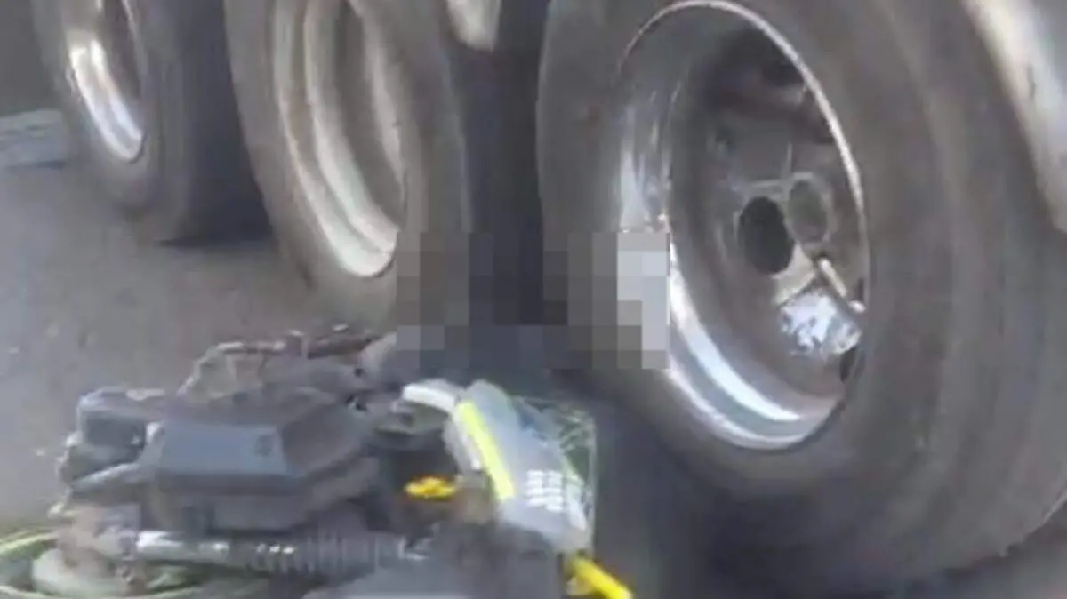 motociclista aplastado