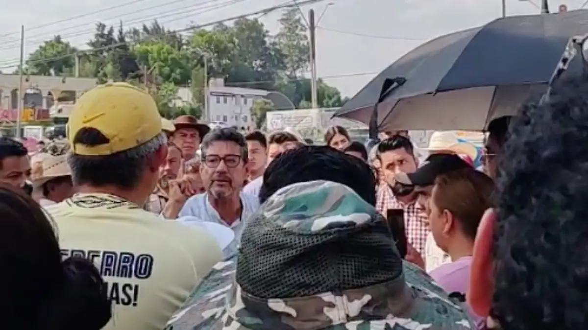 Alcalde dejo que cientos de vehículos pasaran de largo en dirección a Querétaro