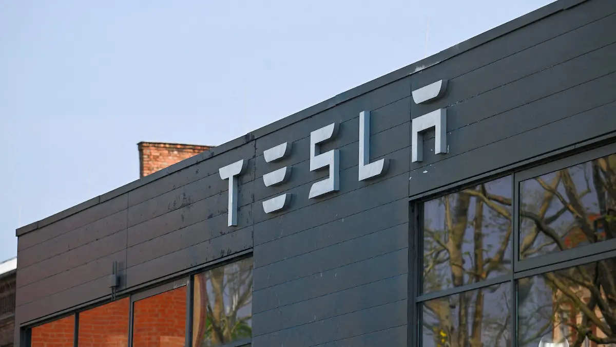 2025-05-02T083017Z_1828517035_RC2K3EASXEI0_RTRMADP_3_EUROPE-AUTOS-SALES-TESLA