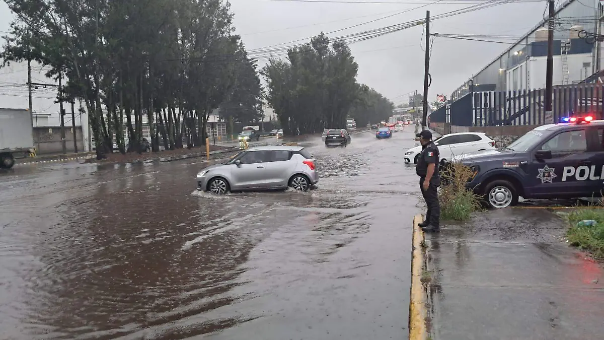 policía lluvia