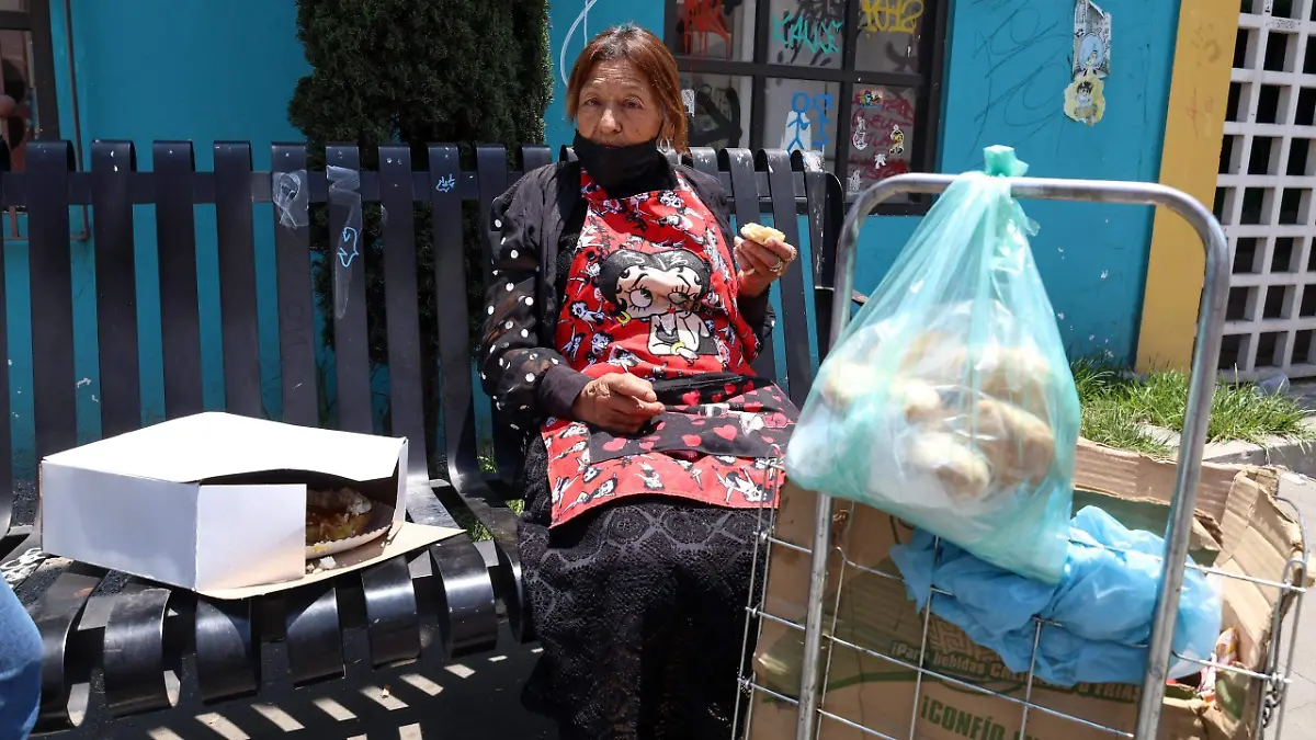 Veronica adulto mayor vende pan