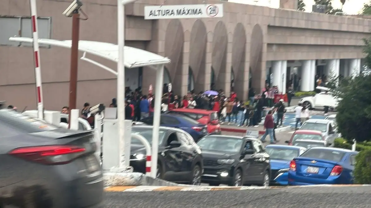 desalojan-gente-incendio-plaza