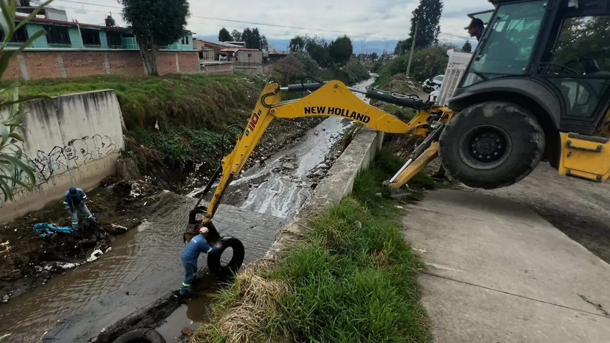 Limpian colectores y canales en Metepec