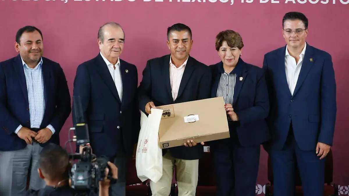 maestra delfina y docentes