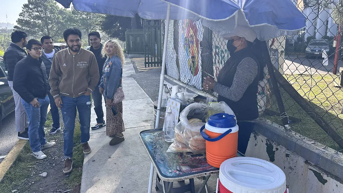 jovenes-compran-tamales-uaemex