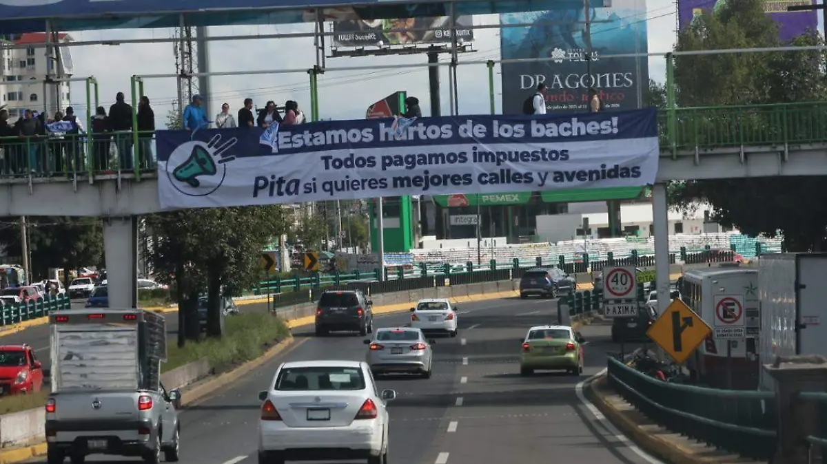 lonas-en-protesta-por-baches-en-toluca