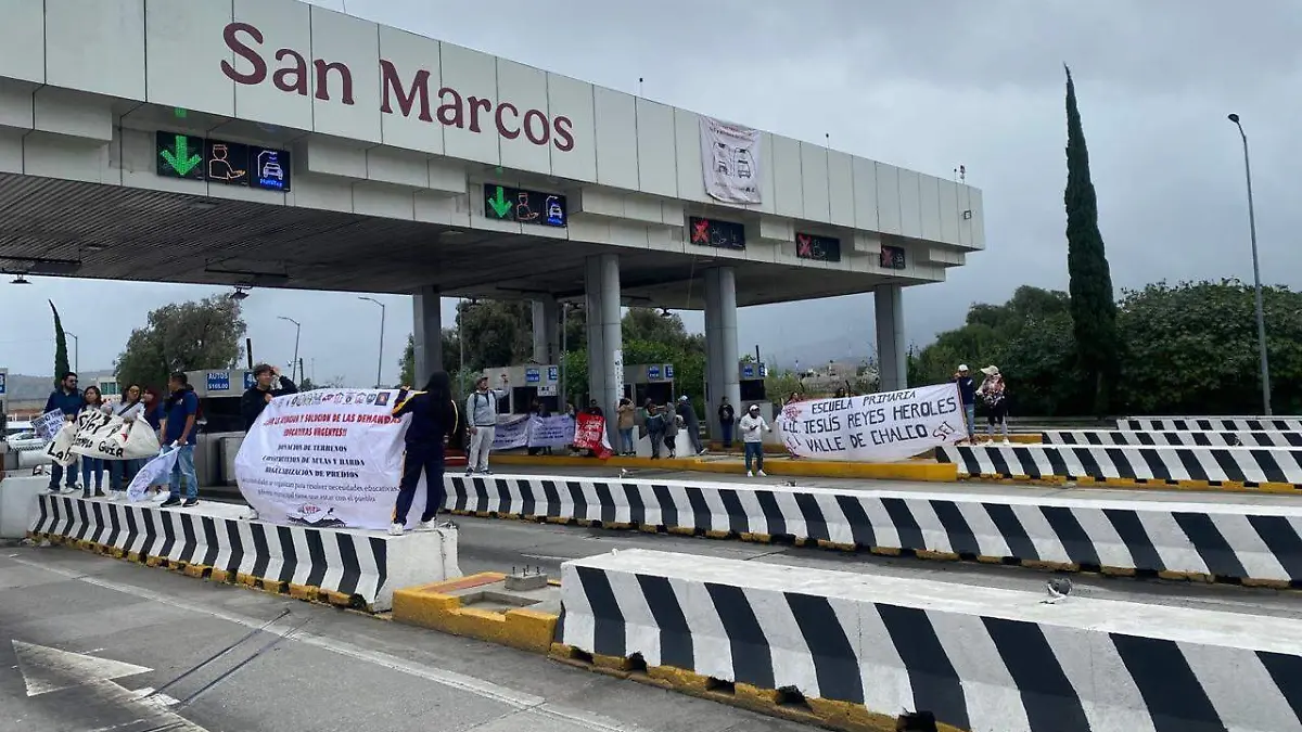 levantan-plumas-protesta-maestros-caseta-san-marcos