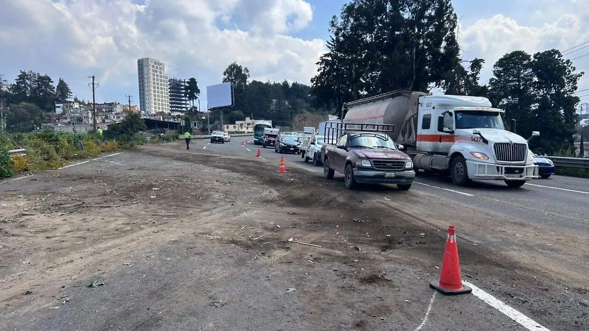 accidente-volcadura-camion-plantas-toluca-mexico