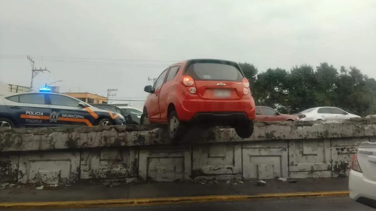 auto-colgando-paseo-tollocan