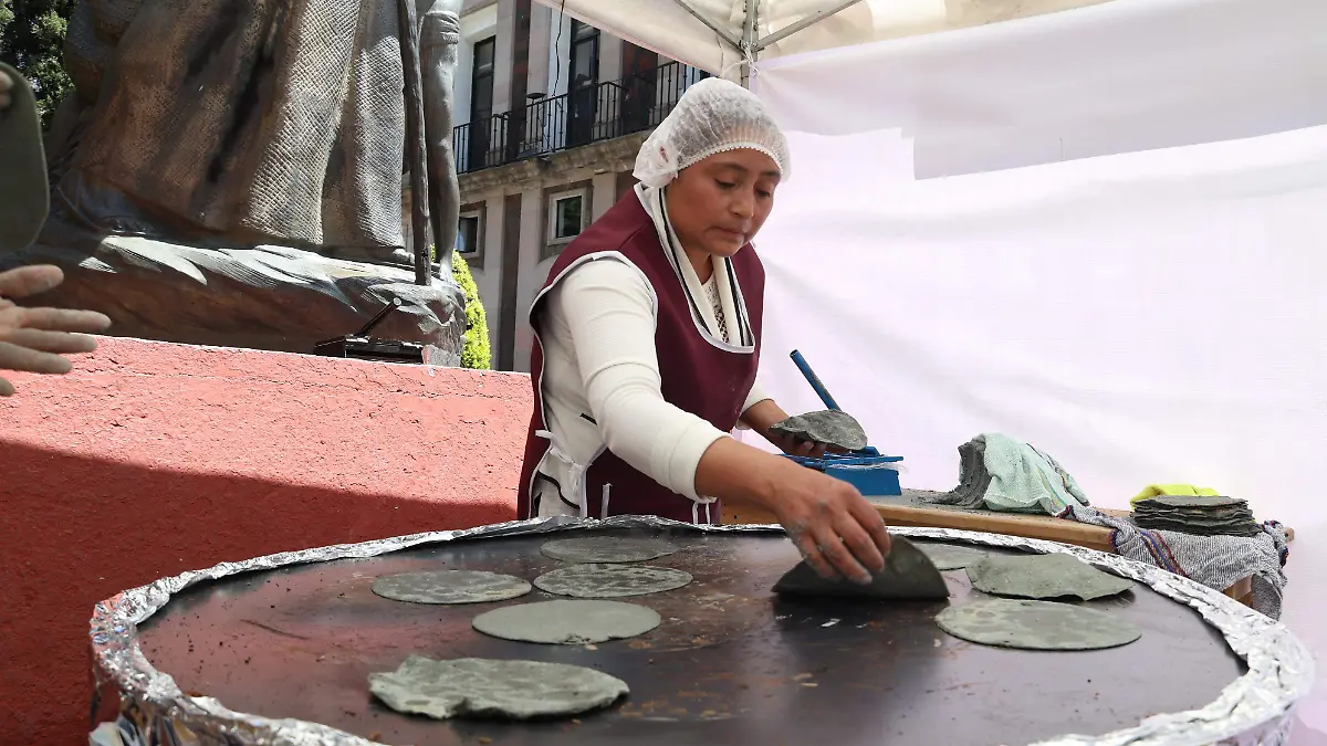 Señoras haciendo tortillas