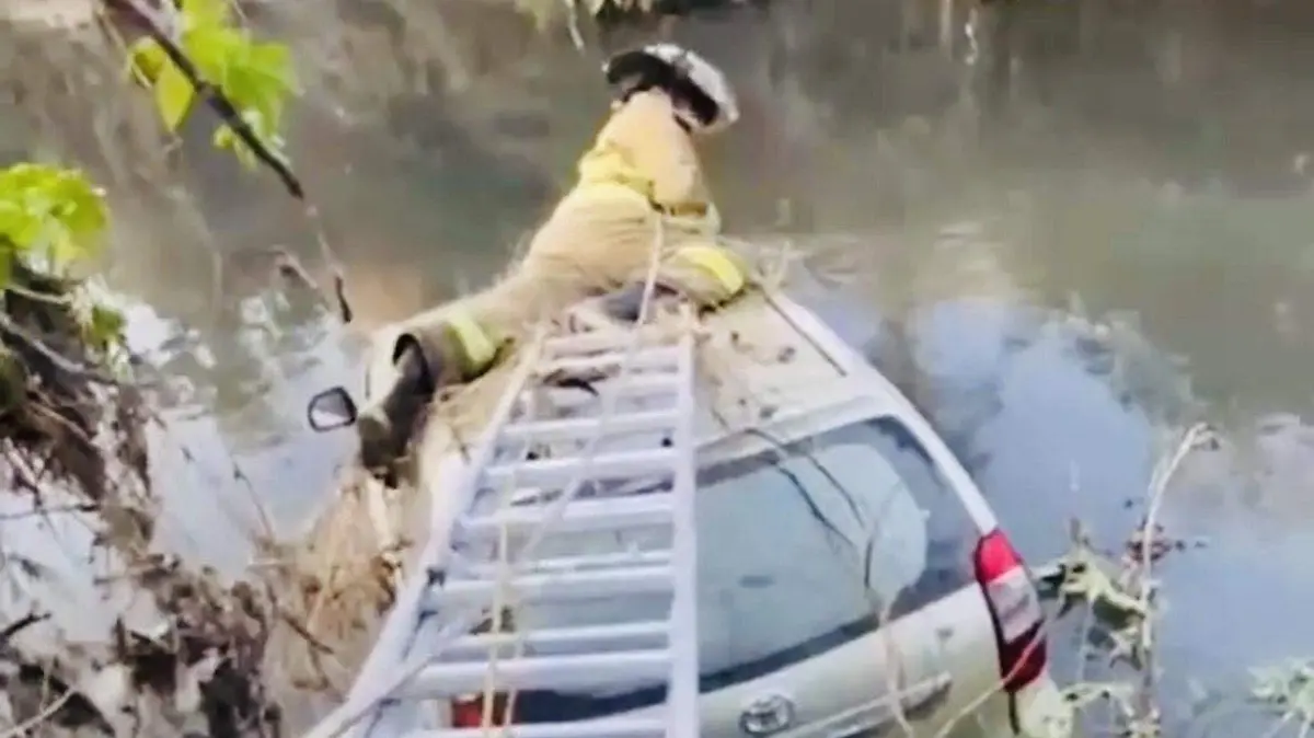 auto-en-canal-de-aguas-negras-cuautitlan