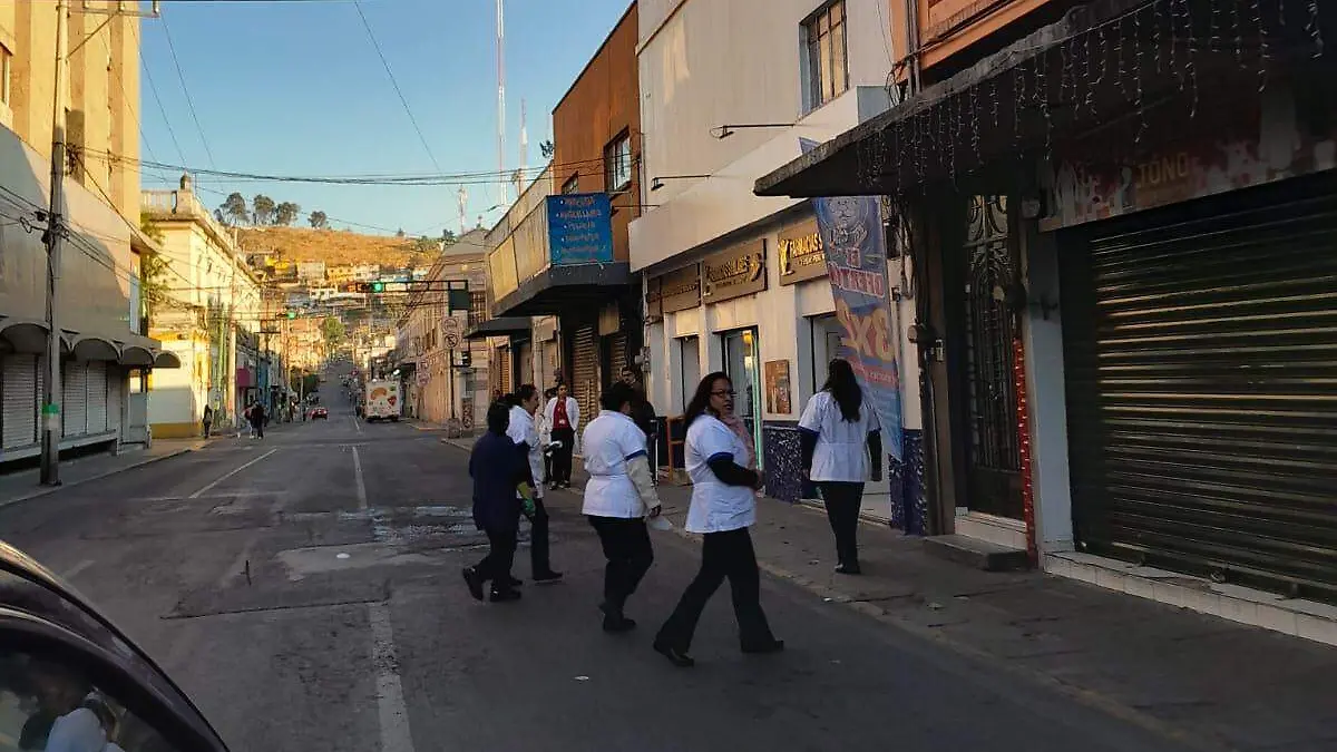 sismo-toluca-gente-saliendo-de-trabajo