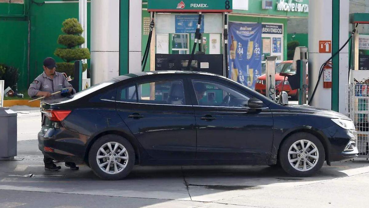В Тoluка продажи бензина упадут на 20% из-за каникул, а цена дизеля снова вырастет