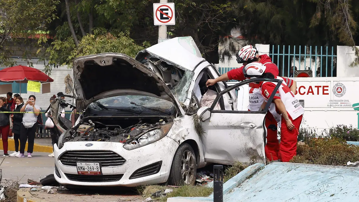 Volcadura de revolvedora en Almoloya de Juárez