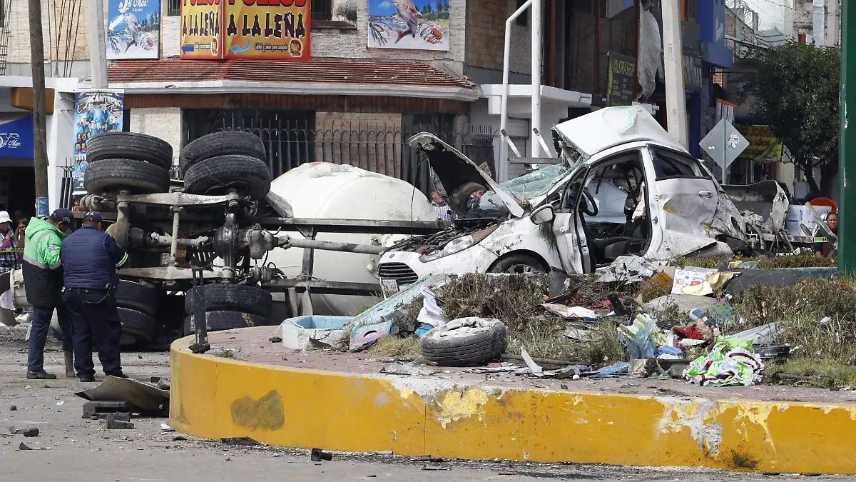 Volcadura de revolvedora en Almoloya de Juárez