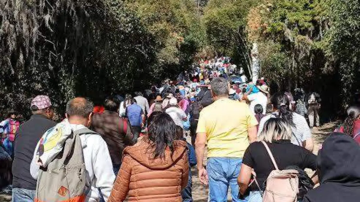 Cerro del Sacromonte. ascenso de peregrinos en Amecameca