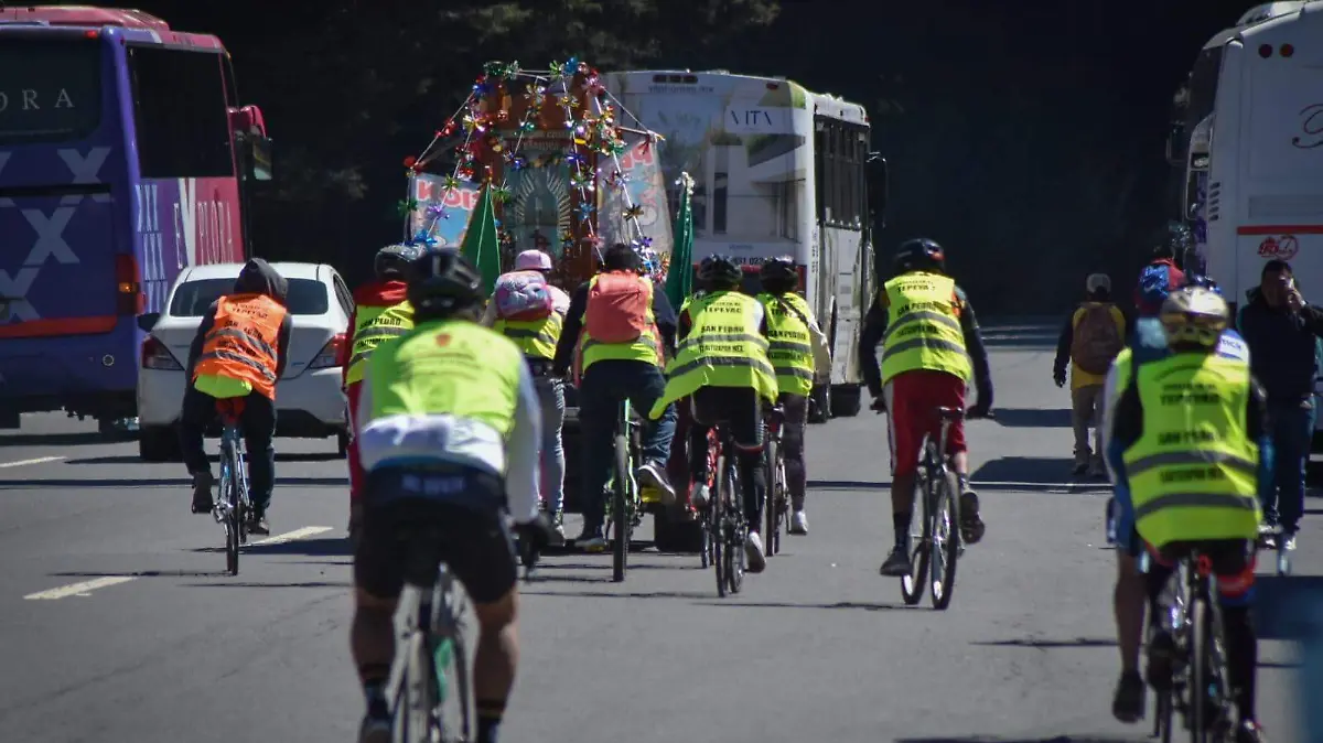 ciclistas-peregrinos-basilica