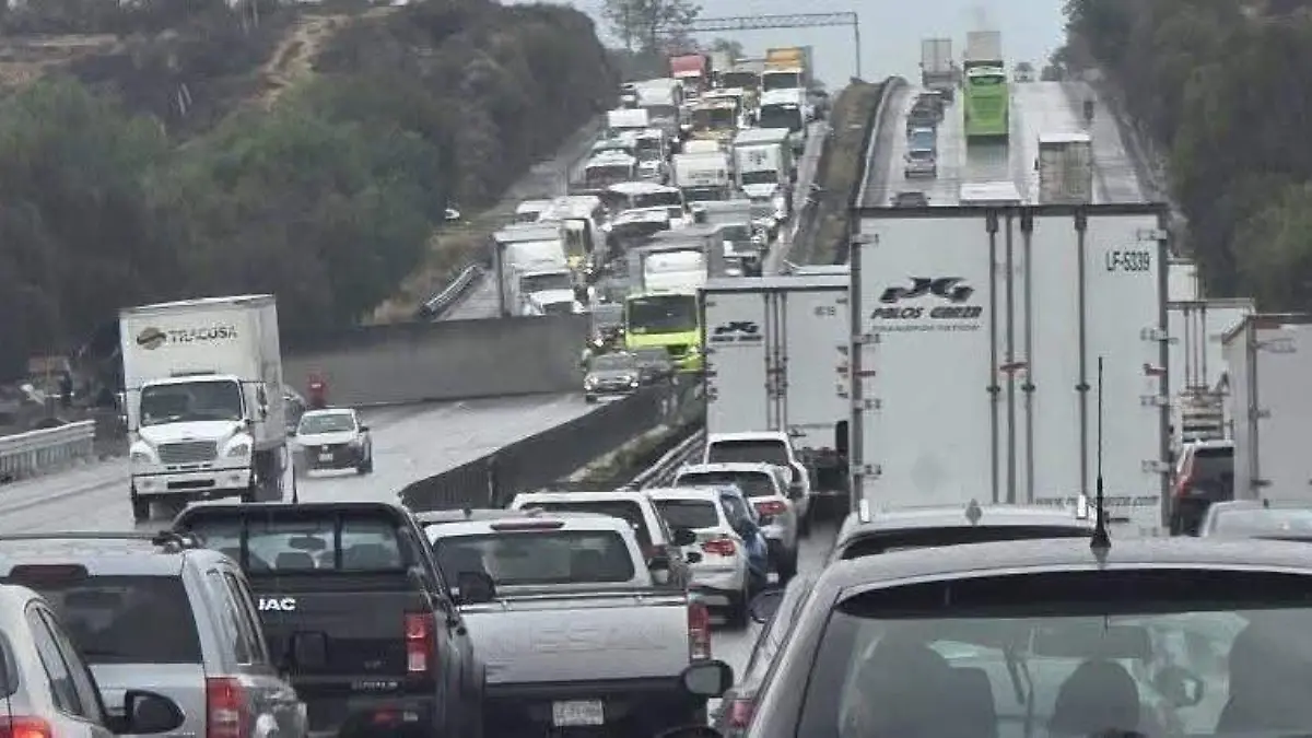 volcadura-trailer-mexico-queretaro-caos-vial