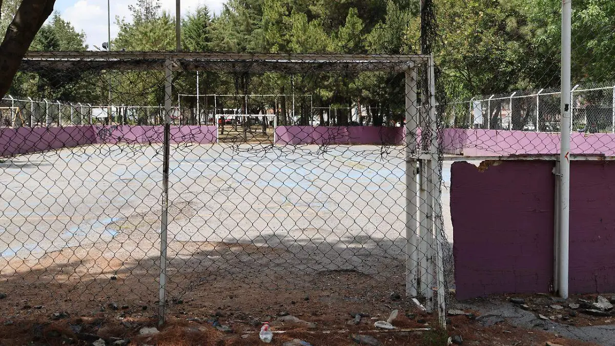 deterioro-cancha-de-futbol-parque-vicente-guerrero-toluca