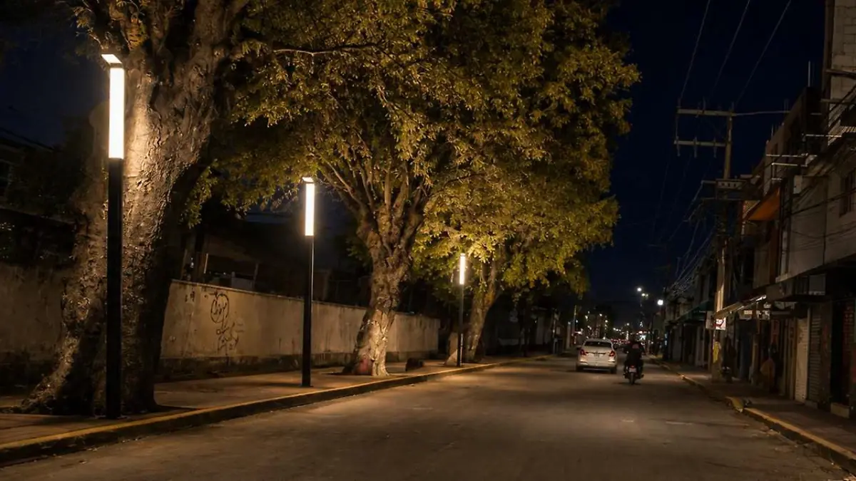 calle alumbrada