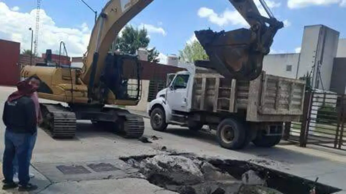 maquinaria reparando socavón