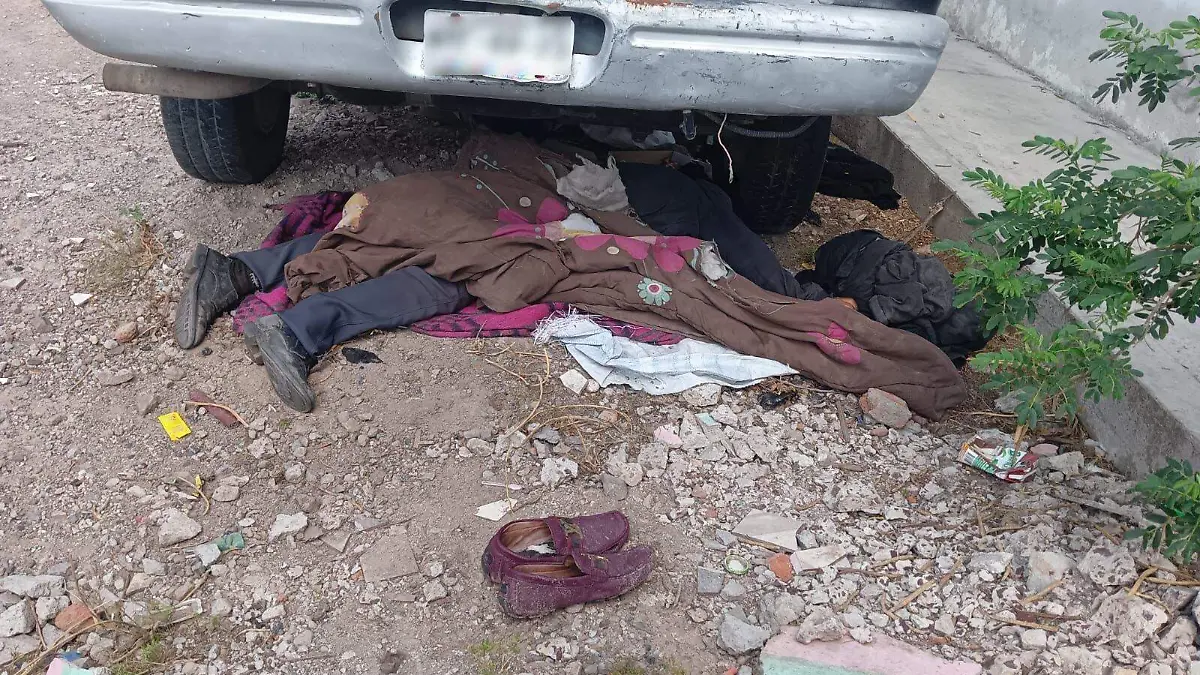 Muere bajo auto