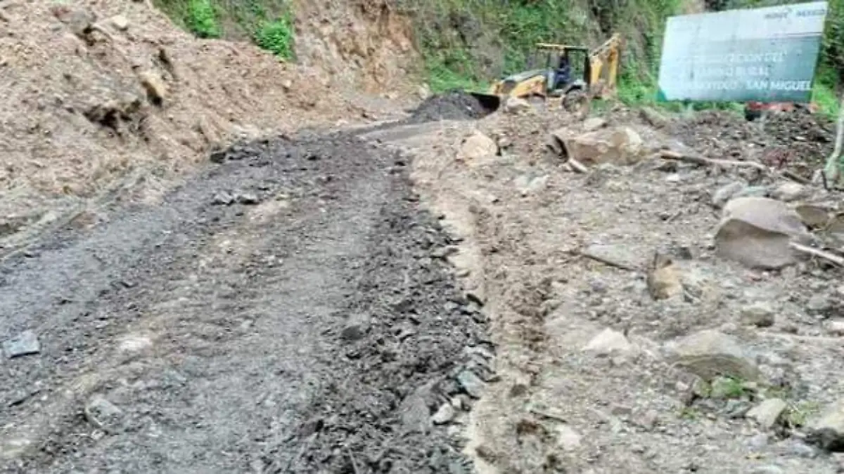 Para quitar los escombros, el municipio utilizó maquinaria pesada (3)