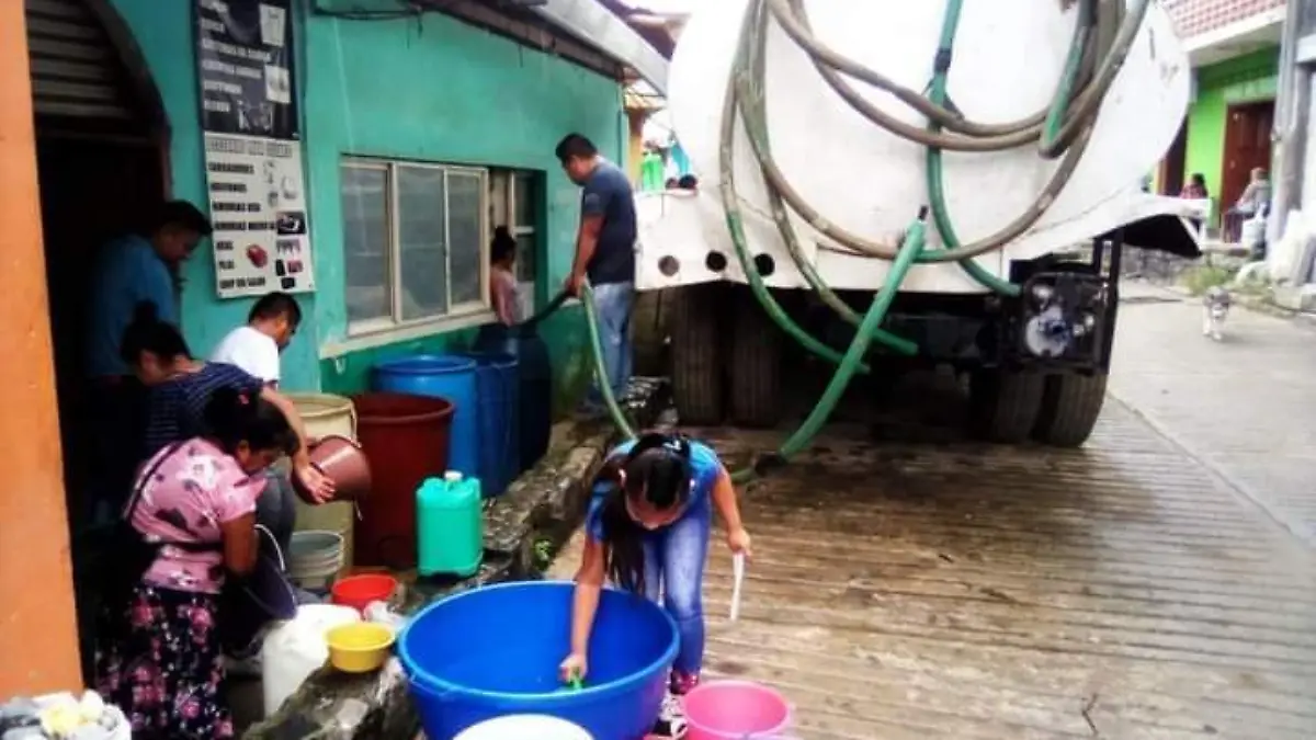 El municipio abastece de agua potable por pipas a los habitantes (2)