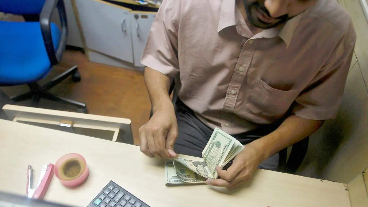 Hombre contando dólares