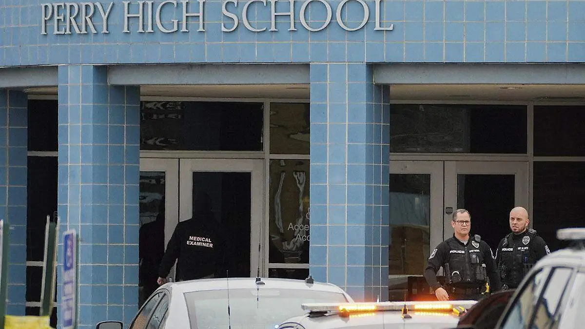 policías-en-escuela-de-Perry