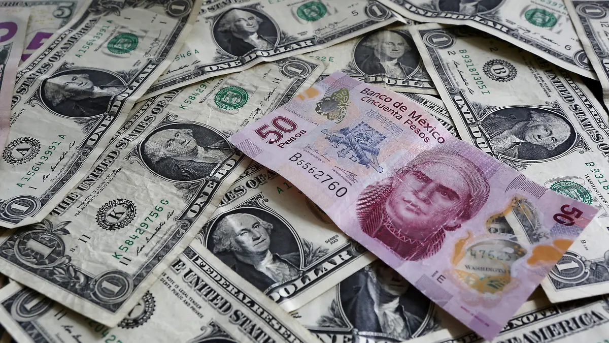 Dólares y pesos mexicanos