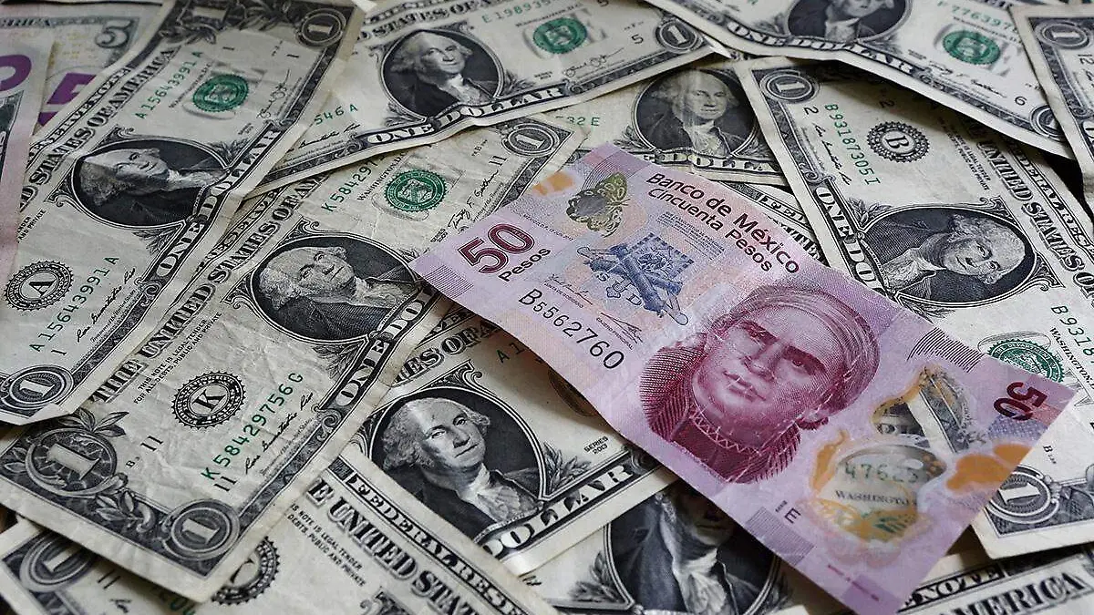 Dólares y billete mexicano