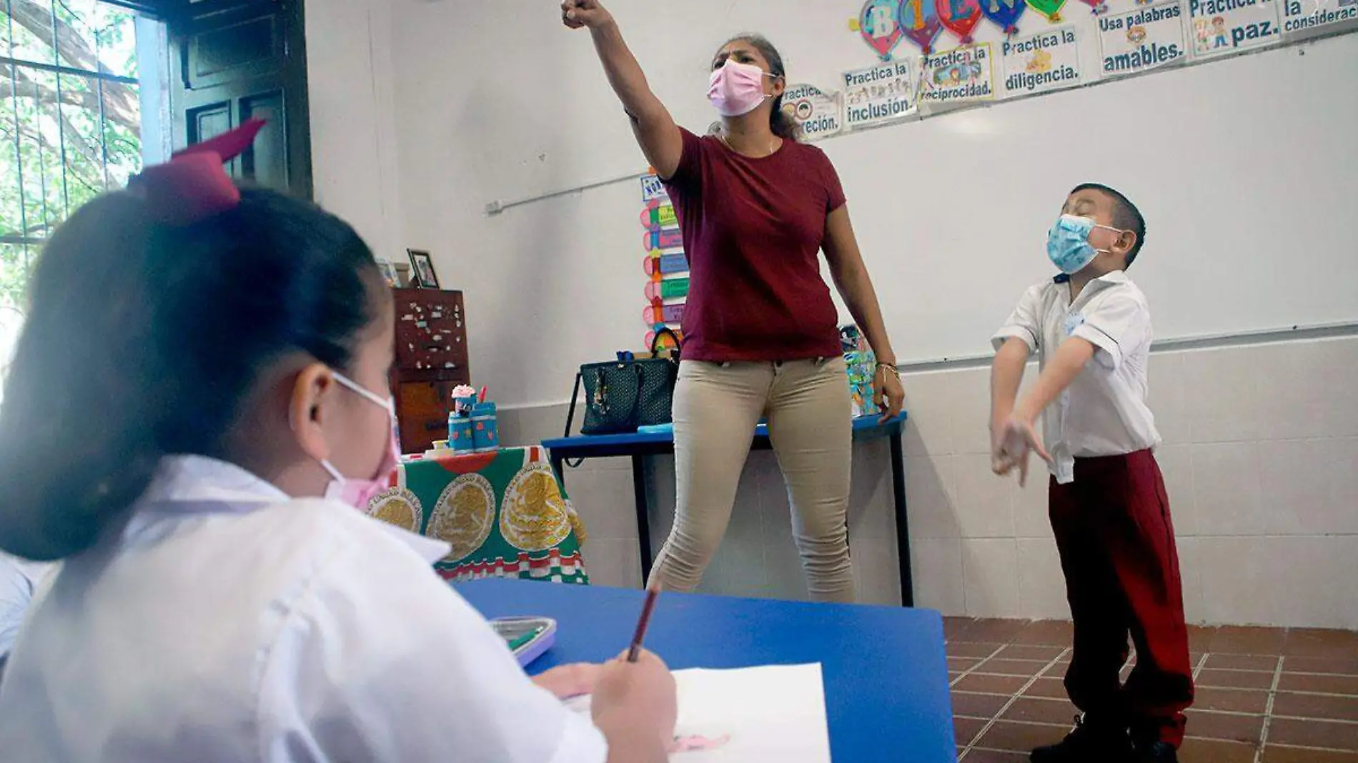 Maestra-impartiendo-clases