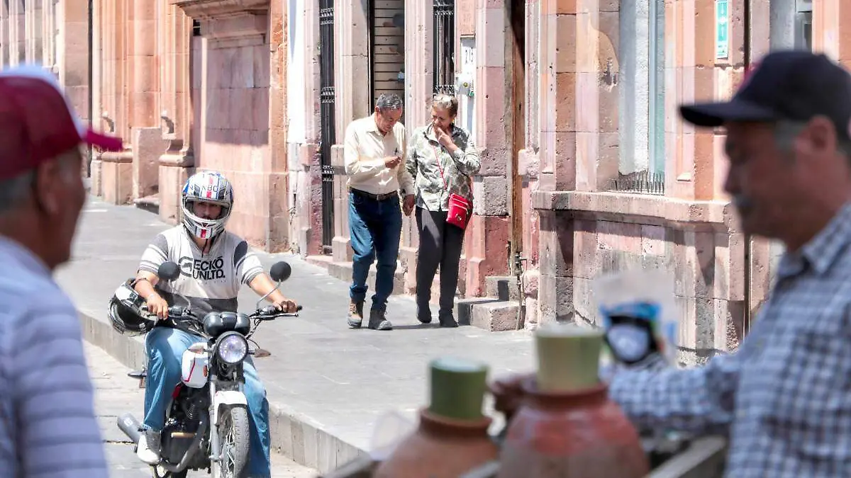 Personas en el centro de Zacatecas