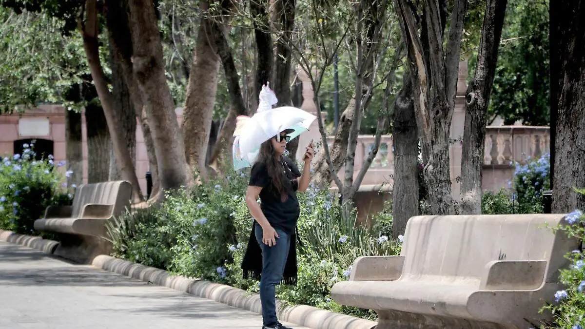 Mujer cubriéndose del sol