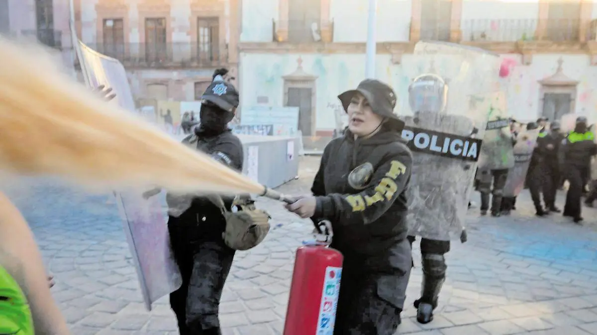 Mujer oolicía con extintor