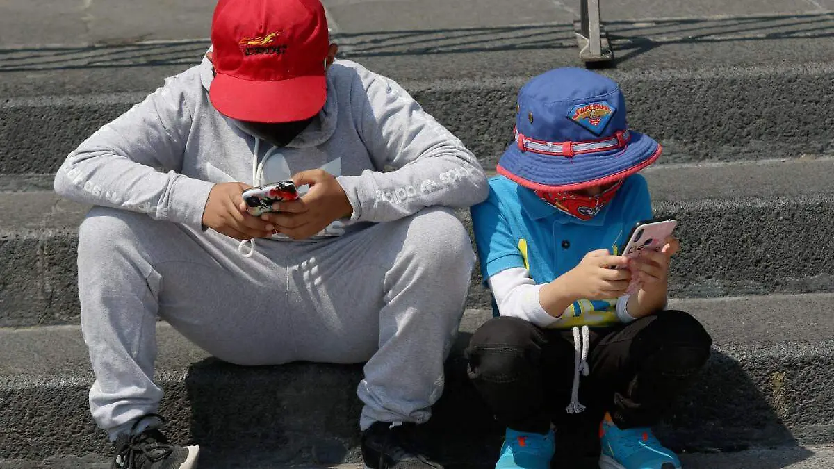 Niños con teléfono celular