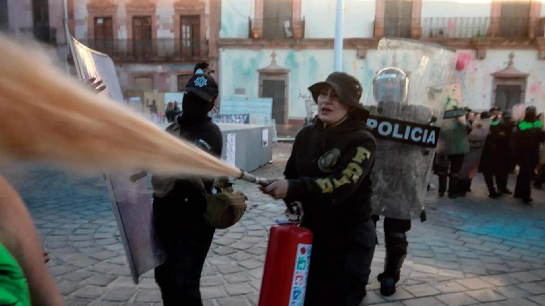 Policía ahuyenta con extinguidor