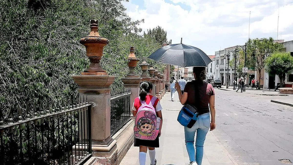 Niña y mujer en el centro de Zacatecas