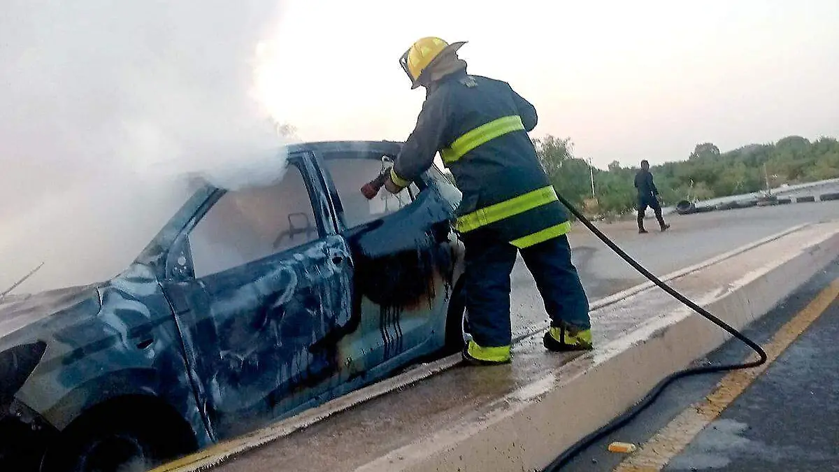 Vehículo incendiado