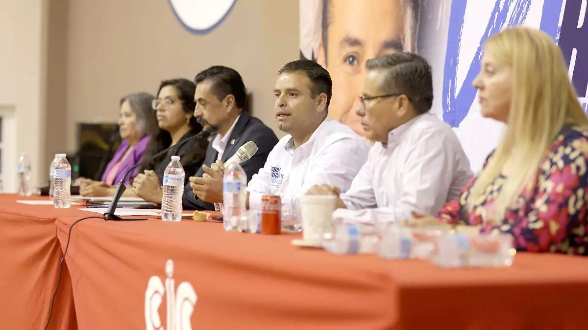 Miguel Varela reunión profesionistas