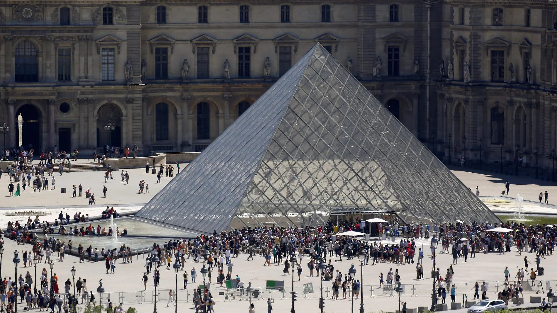 LOUVRE-CIERRA-REUTERS