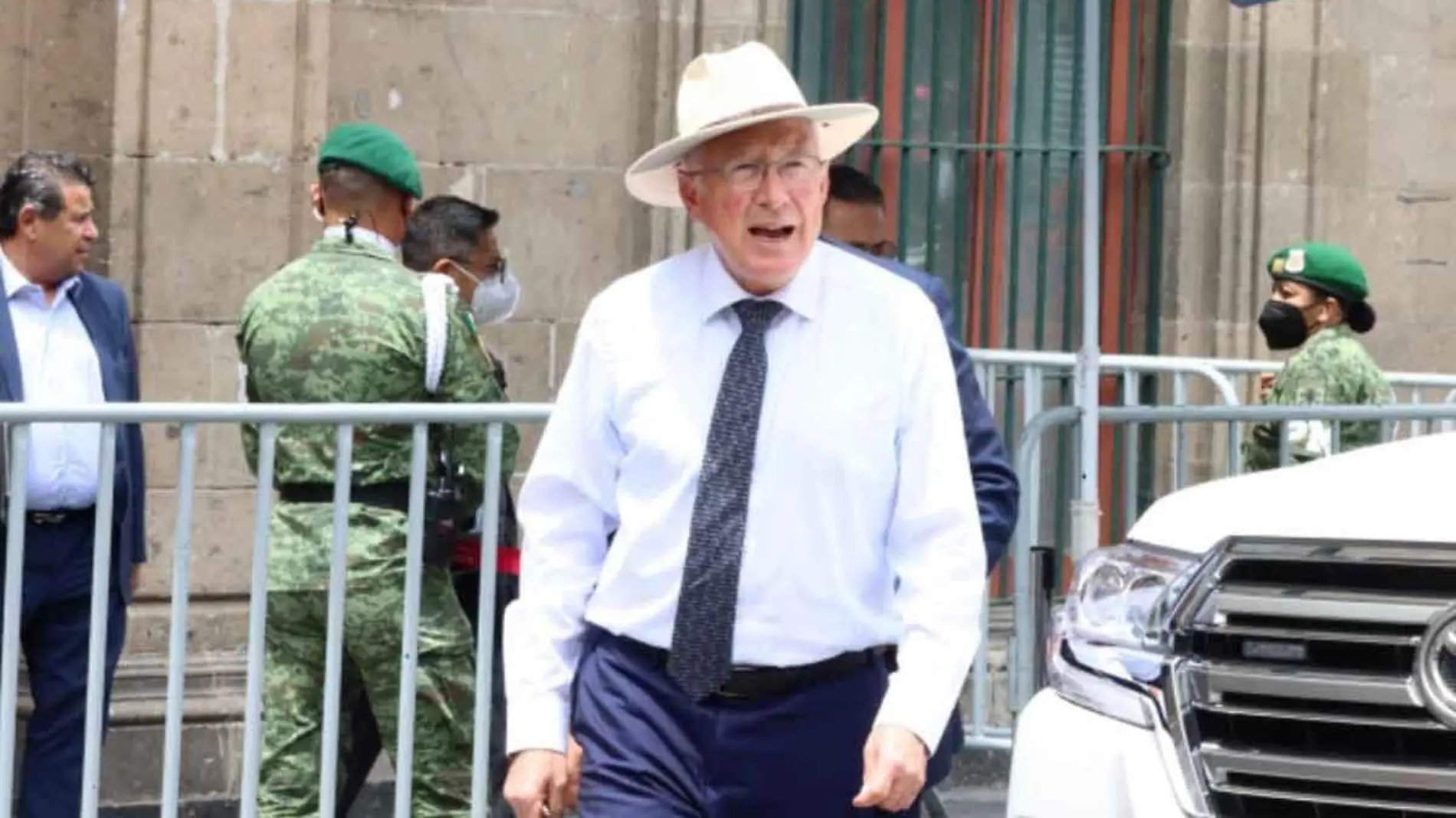 Embajador-Ken-Salazar-saliendo-de-Palacio-Nacional