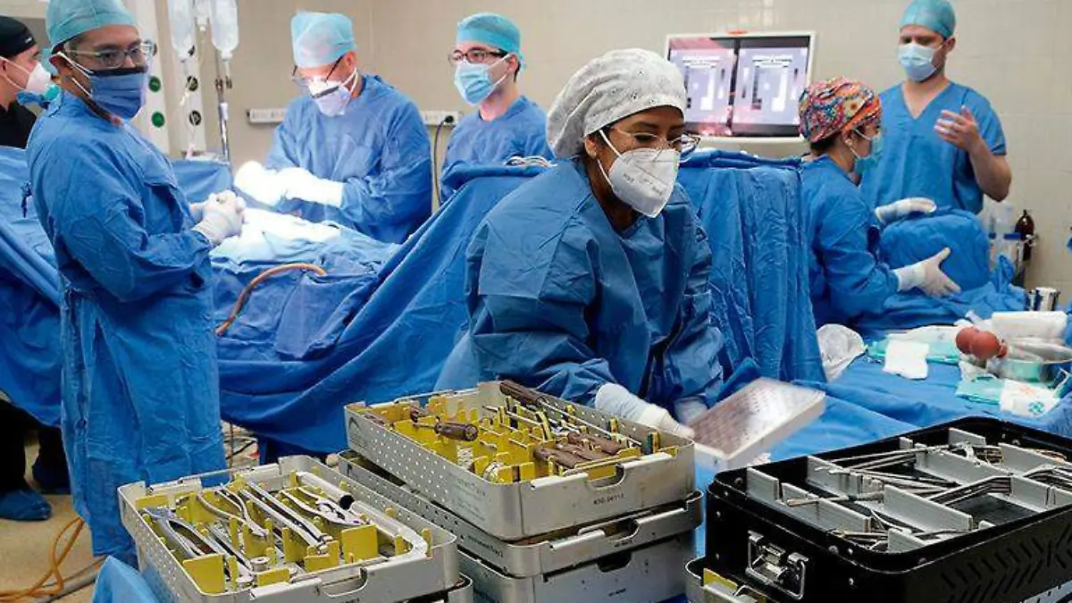 Médicos y enfermeras durante cirugía en quirófano
