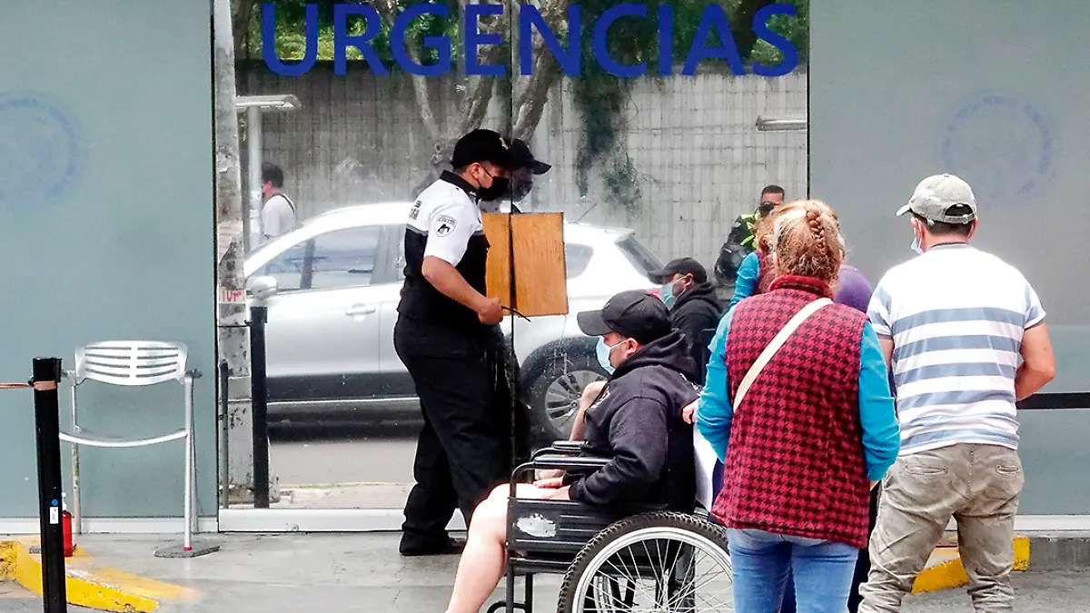 Llegada de personas al área de urgencias de un hospital