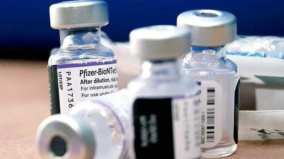 Vacuna pfizer en puesto de inoculación listas para ser aplicadas