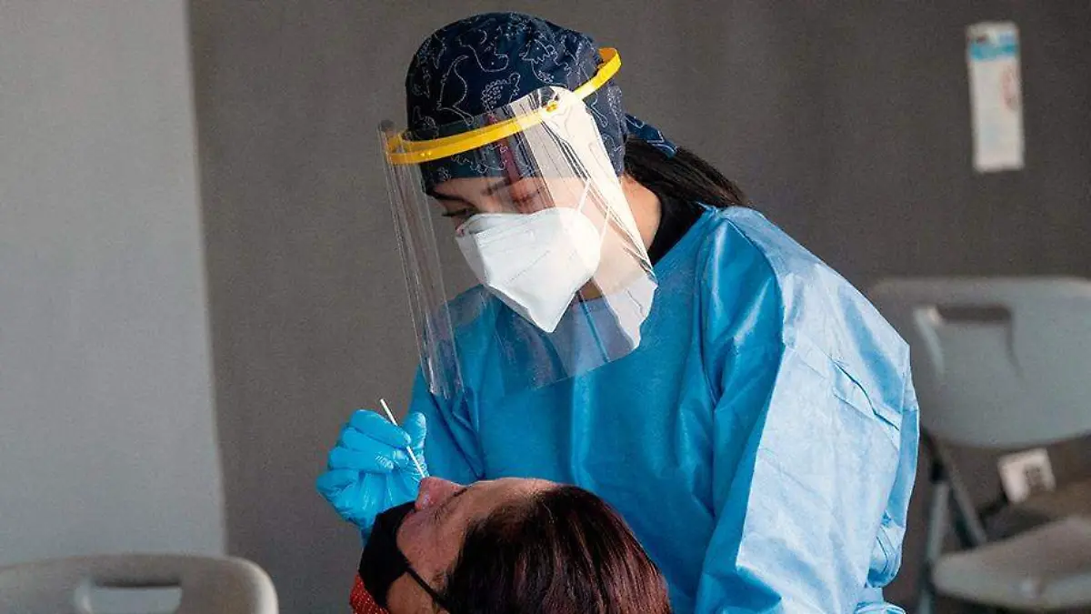Mujer se realiza la prueba de Covid