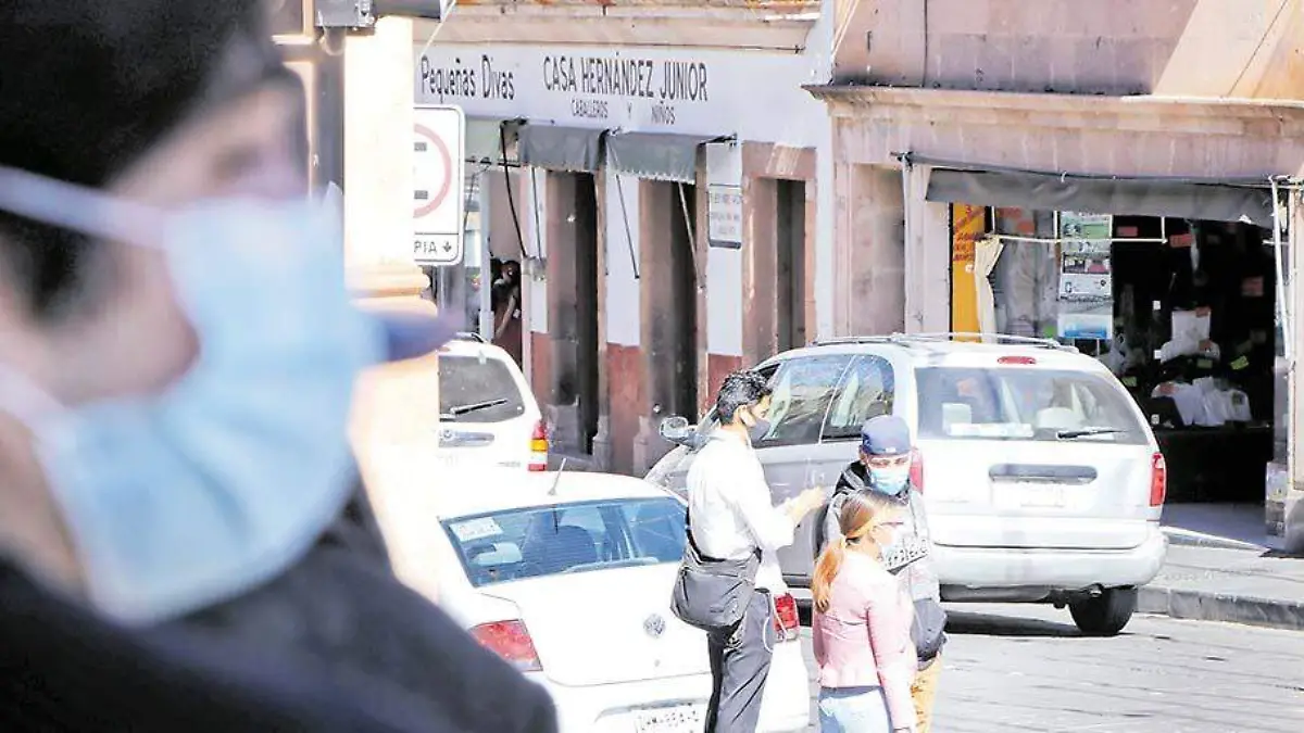 Comercios y personas con cubrebocas en el centro de Zacatecas capital