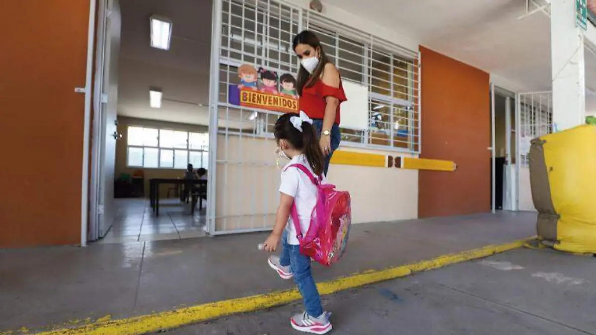 Niña-ingresando-a-un-salón-de-clases